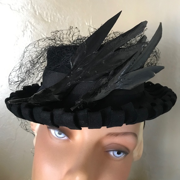 RARE 1930s' BLACK FELT TILT HAT WITH 2 LACQUERED "BIRDS", STRAP & LARGE. VEIL - Picture 3 of 16
